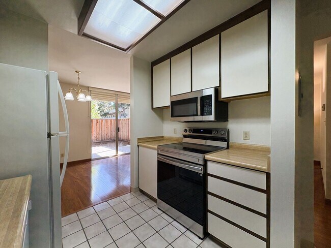 Building Photo - Charming 2BR/2BA Condo Steps from Downtown Mountain View