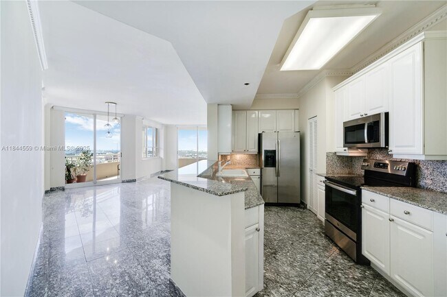 Building Photo - 888 Brickell Key Dr