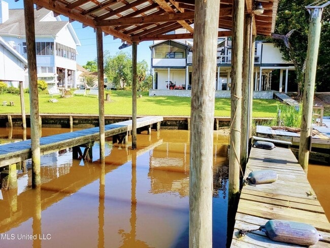 Building Photo - Riverfront Living with Private Boat Launch