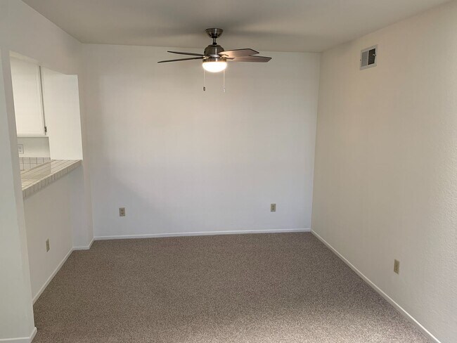 Building Photo - Light & Bright Mission Ridge Condo