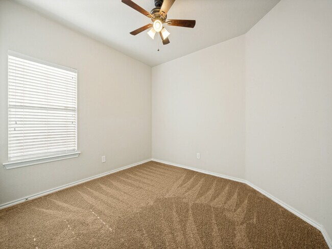 Building Photo - 3213 Hornbeam St