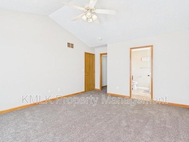 Building Photo - 411 Treeview Dr