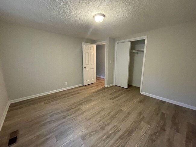 Building Photo - Love Thy Neighbors!