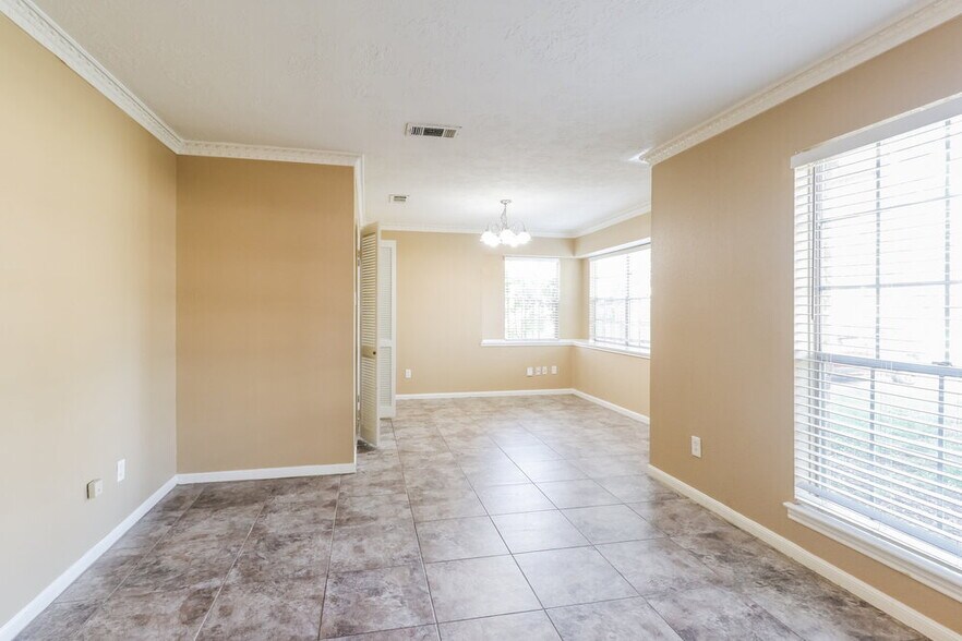 Building Photo - 6615 Seegers Trail Dr