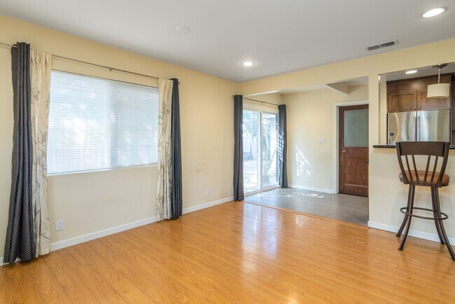 Building Photo - Spacious 3 Bedroom / 2 Bathroom Home in La...