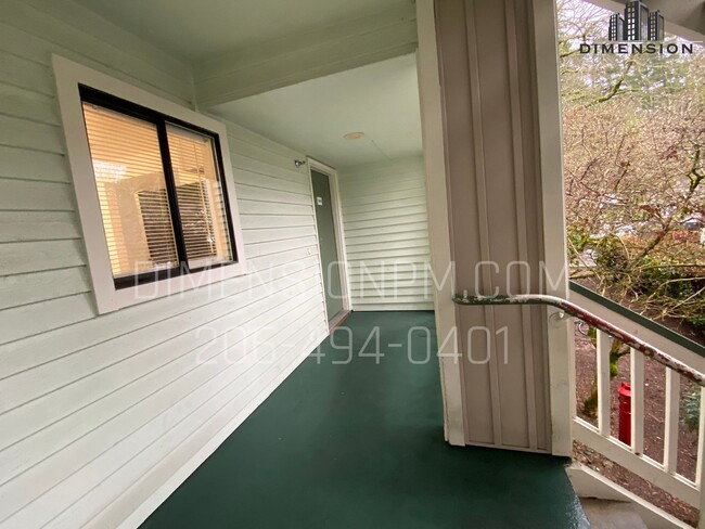 Building Photo - Easy to book Self Tours for this 2 bed/1 + bath condo in Kent off of Canyon Dr!