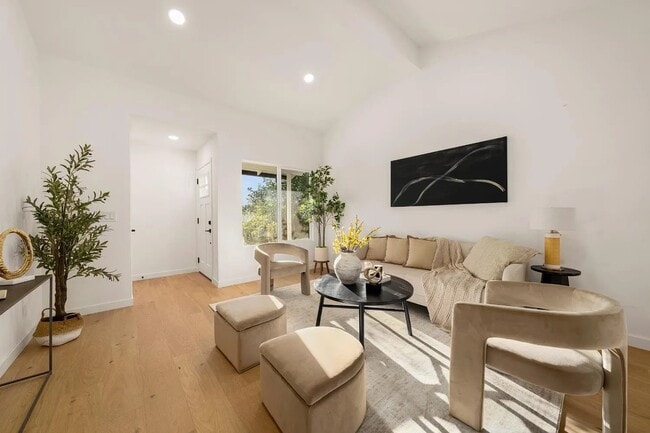Building Photo - 5552 E Knoll Dr