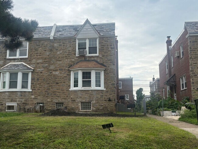Building Photo - 1123 Gilham St