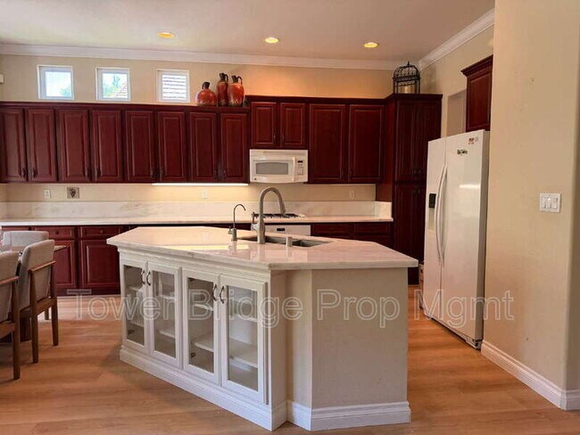 Building Photo - 12040 Gold Pointe Ln