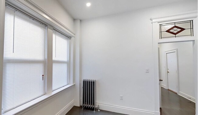 Building Photo - 98 Queensberry St