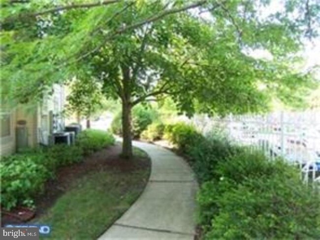 Building Photo - 102 Sequoia Ct