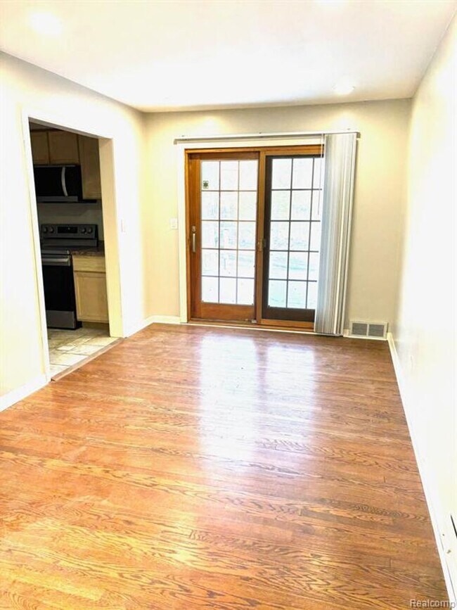 Building Photo - Beautiful Home in Farmington Hills - 3 Bd / 1.5 BA