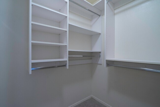 Building Photo - Spacious Stand Alone Home