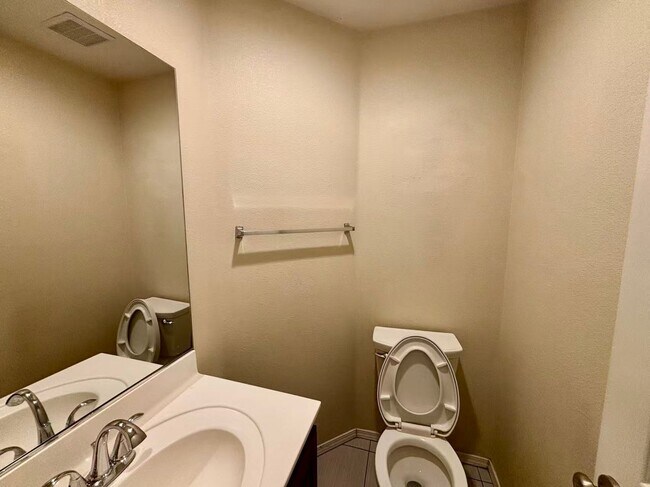 Building Photo - Beautiful 4 bedrooms home in desirable Green Valley