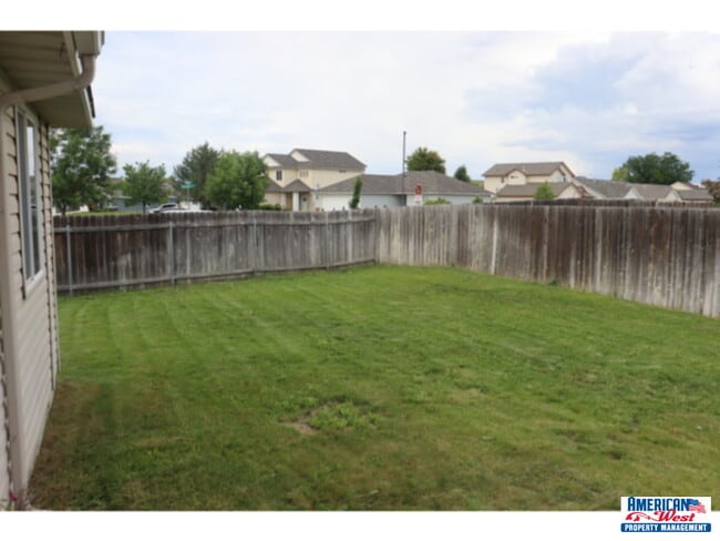 Building Photo - Clean 3 bedroom 2 bath 2 car garage with b...