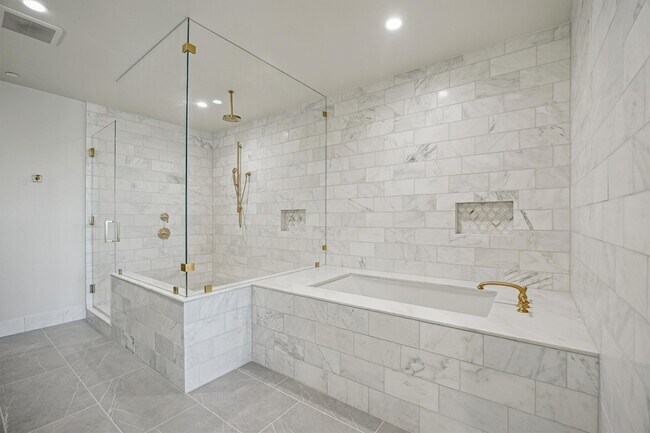 Building Photo - 1717 Bissonnet St