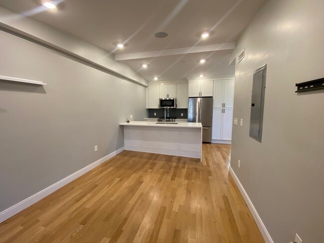Building Photo - 455 Meridian St