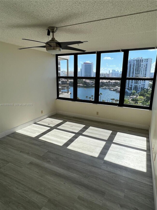 Building Photo - 2500 Parkview Dr