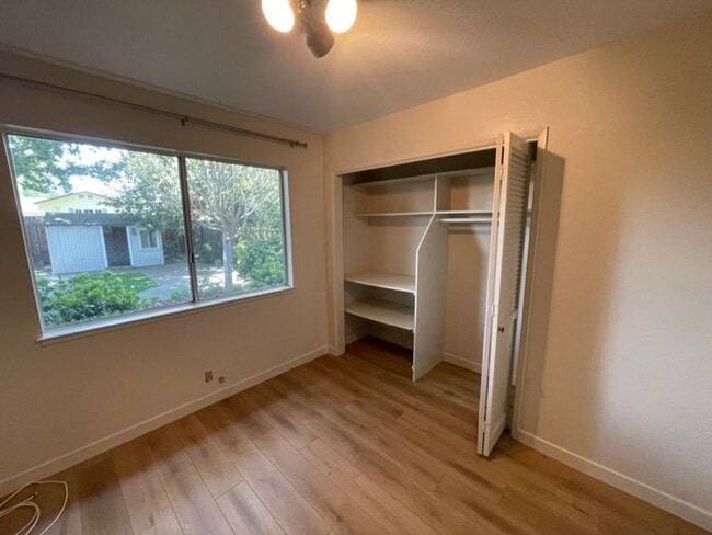 Building Photo - 3BD 1 BA Home in San Carlos with large bac...