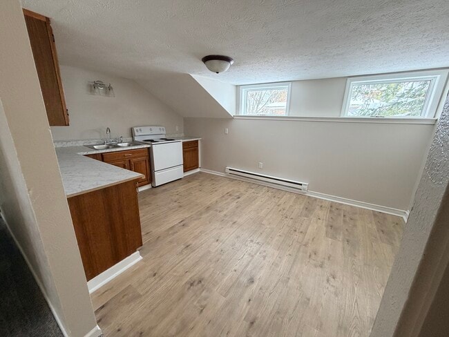 Building Photo - 118 W Grove St