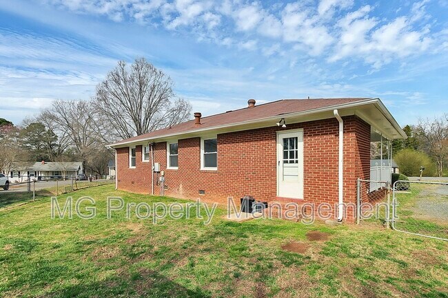 Building Photo - 243 Eden Cir