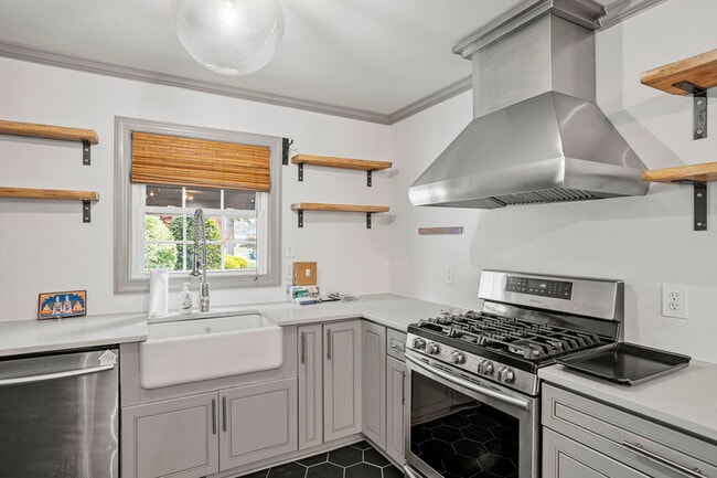 Building Photo - 301 Latimer Rd