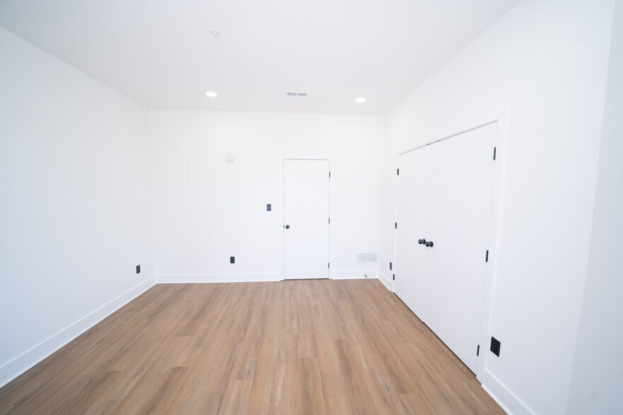 Building Photo - 4927 Catharine St