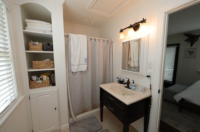 Building Photo - Updated ITB Home in Great Dixie Trail Loca...