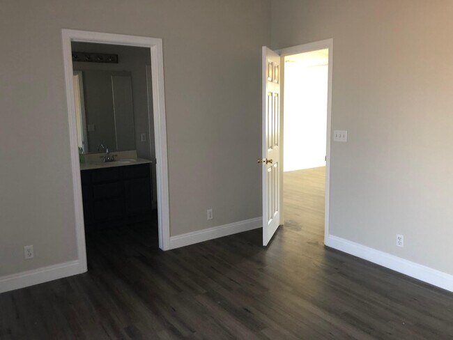 Building Photo - Showings Available NOW