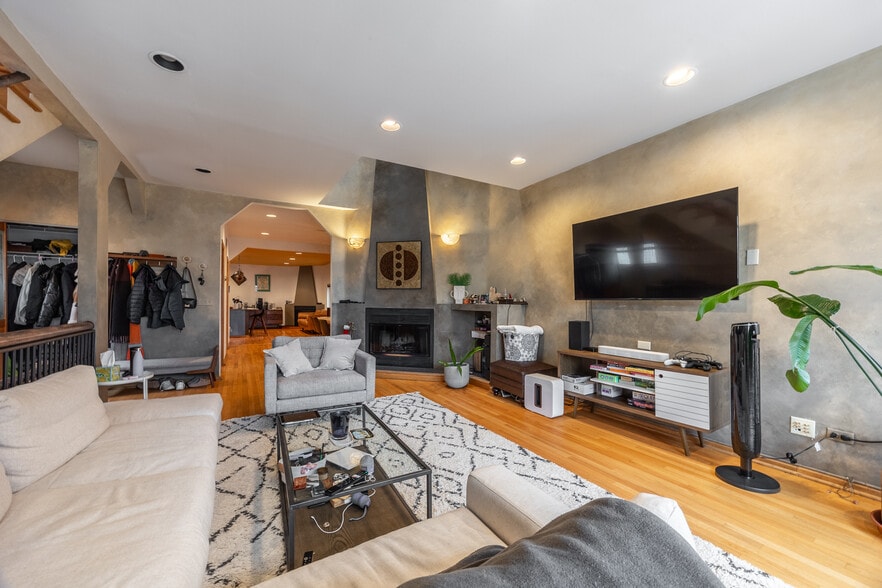 Building Photo - 1220 W Augusta Blvd