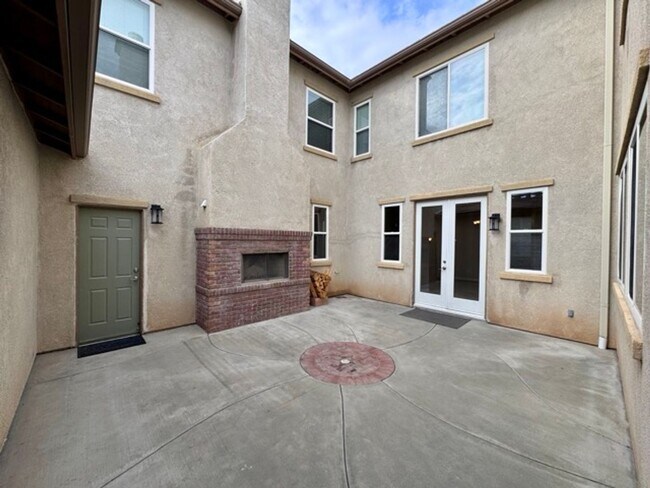 Building Photo - Discover this beautifully upgraded 5 bedro...