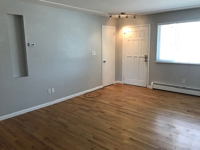 Building Photo - Bright & Beautiful Top Floor 2-bedroom 1 Bath Across Berkeley Park Lake