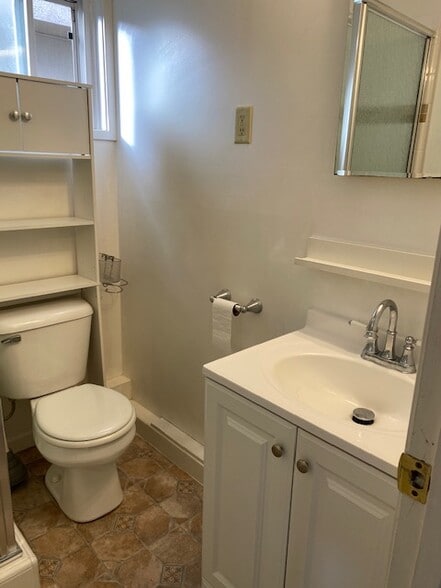 Building Photo - 595 Kings Ave