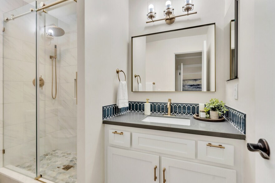 Master Bathroom - 2600 Torrey Pines Rd
