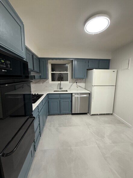 Building Photo - 30 Bay 37th St