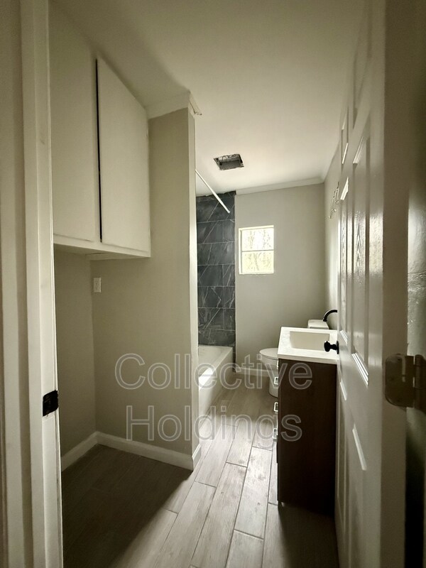 Building Photo - 628 Heflin Ave E