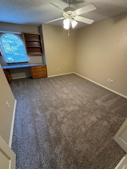 Building Photo - 3622 Green Hollow Dr