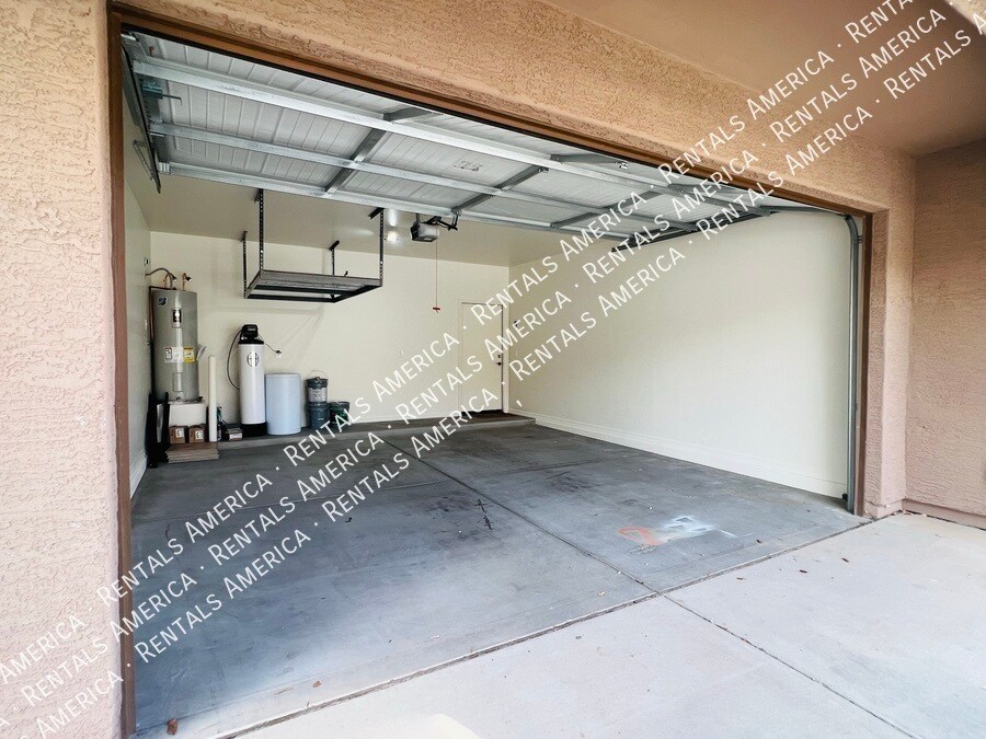Building Photo - 4237 E Erie St