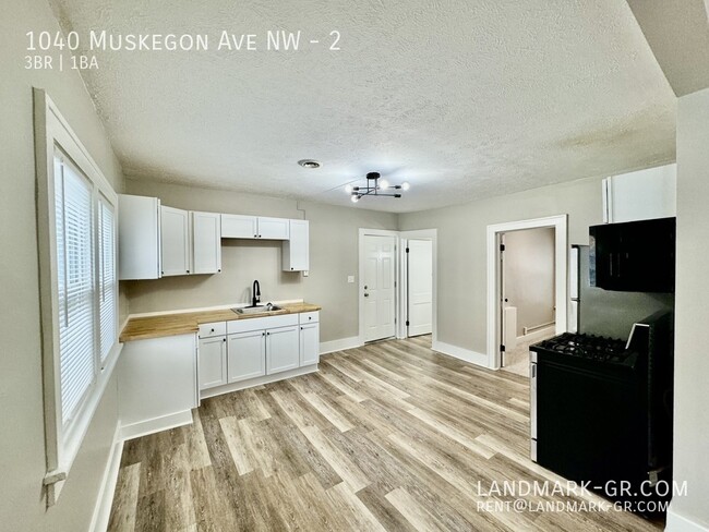 Building Photo - AVAIL NOW!! Newly renovated upper 3 bed / ...