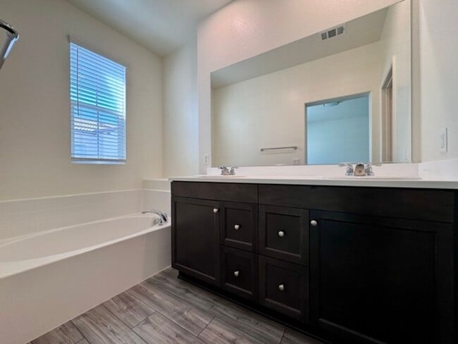Building Photo - Spacious 3 Bedroom, 2.5 Bathroom Townhome ...