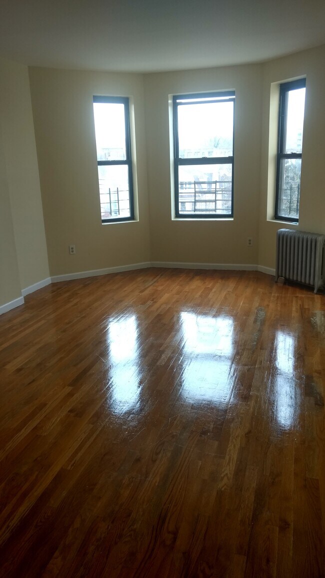 Primary Photo - 288 Riverdale Ave