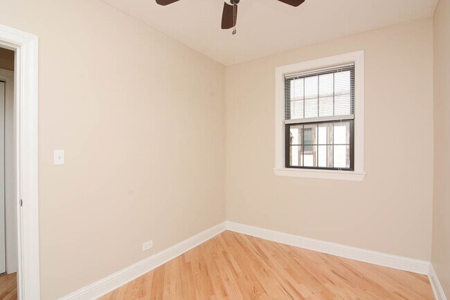 Building Photo - Quintessential 2 Bedroom, 1 Bath in Winnet...