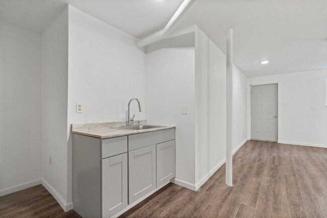 Building Photo - 1709 Golf Club Rd