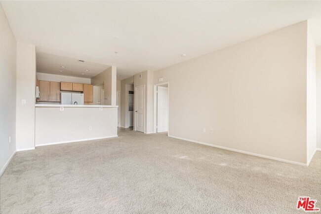 Building Photo - 6400 Crescent Prk E