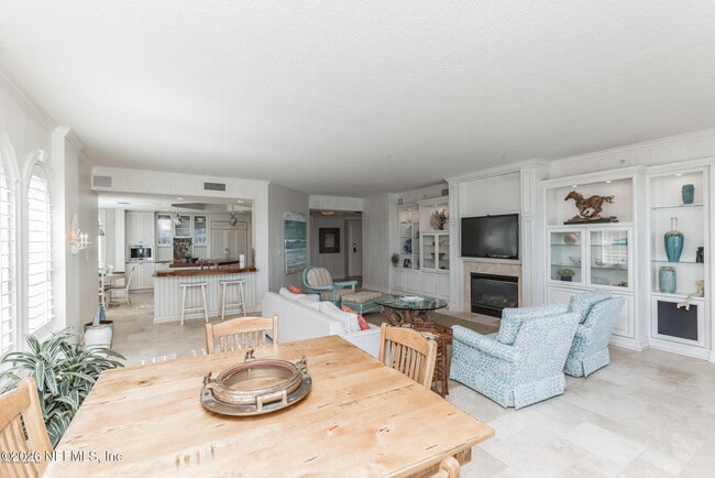 Building Photo - 120 Serenata Dr