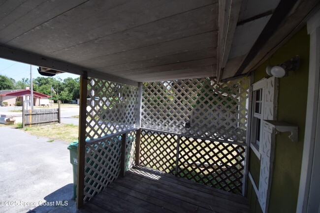 Building Photo - 329 Pine Ave