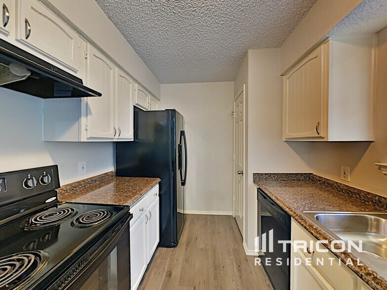 Building Photo - 537 Greenway Dr