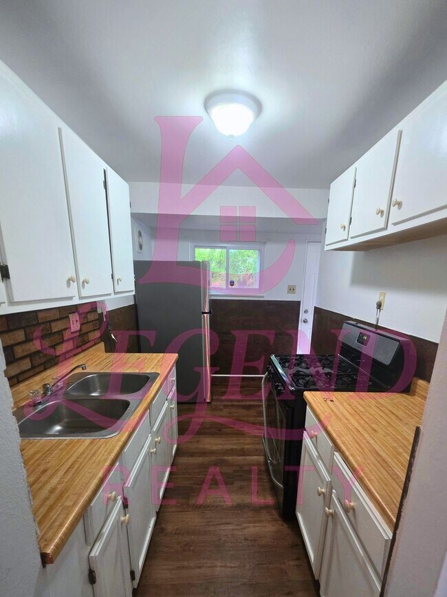 Building Photo - 3 Bedrooms | 1 Bathroom | Hardwood Floors | Bright Living/Dining Area | Galley Kitchen | Unfinish...
