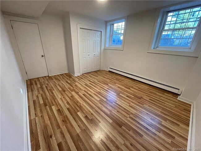 Building Photo - 496 Whitney Ave