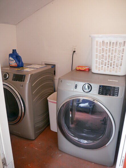 Building Photo - 1453 Hendren Dr